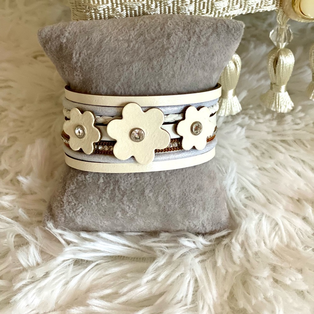 Flower bracelet, NWT